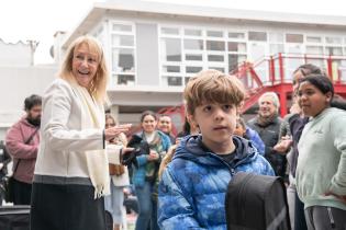 Entrega de instrumentos musicales a niñas y niños como complemento del programa « Un Instrumento un/a Niño/a »