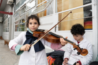 Entrega de instrumentos musicales a niñas y niños como complemento del programa « Un Instrumento un/a Niño/a »