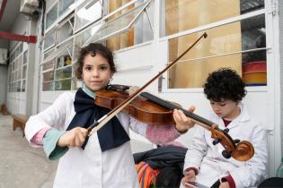 Entrega de instrumentos musicales a niñas y niños como complemento del programa « Un Instrumento un/a Niño/a » Entrega de instrumentos musicales a niñas y niños como complemento del programa « Un Instrumento un/a Niño/a »
