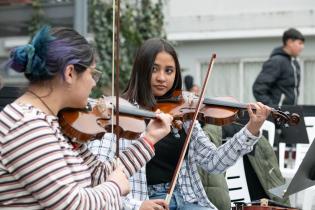 Entrega de instrumentos musicales a niñas y niños como complemento del programa « Un Instrumento un/a Niño/a »