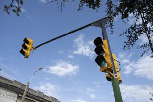 Nuevo semáforo en la calle Juan Jacobo Rousseau y Comercio 