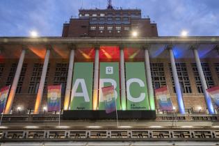 Iluminación de la fachada de la Intendencia de Montevideo en el marco del Mes de la Diversidad