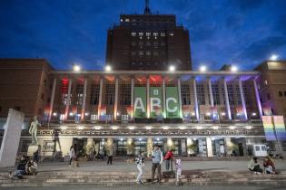 Iluminación de la fachada de la Intendencia de Montevideo en el marco del Mes de la Diversidad