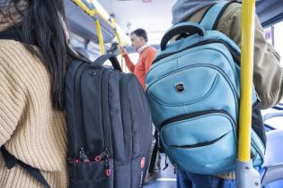 Uso de mochilas en el transporte público de Montevideo