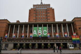 Fachada de Intendencia de Montevideo en el marco del Mes de la Diversidad