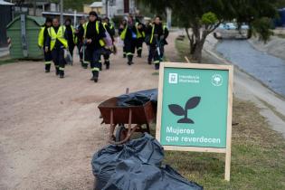 Plantación de flores del programa Mujeres que Reverdecen en el barrio Bajo Valencia Plantación de flores del programa Mujeres que Reverdecen en el barrio Bajo Valencia