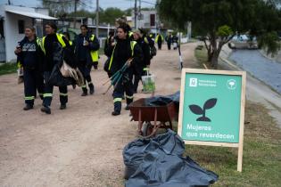 Plantación de flores del programa Mujeres que Reverdecen en el barrio Bajo Valencia