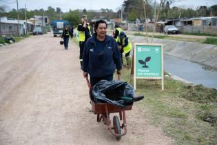 Plantación de flores del programa Mujeres que Reverdecen en el barrio Bajo Valencia