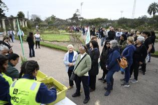 Entrega de esquejes de rosales en el Rosedal del Prado