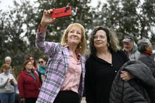 Entrega de esquejes de rosales en el Rosedal del Prado