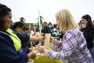 Entrega de esquejes de rosales en el Rosedal del Prado