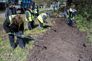 Plantación de flores con participantes del proyecto «Mujeres que Reverdecen» en el arroyo Mendoza