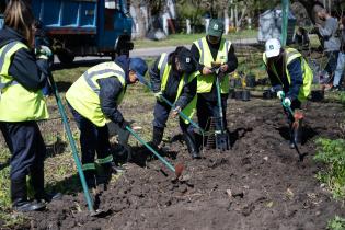 Plantación de flores con participantes del proyecto «Mujeres que Reverdecen» en el arroyo Mendoza