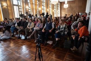 Conferencia de prensa por presentación de línea de escucha para hombres Conferencia de prensa por presentación de línea de escucha para hombres