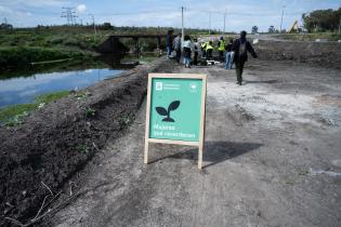 Plantación de flores con participantes del proyecto «Mujeres que Reverdecen» en el arroyo Manga