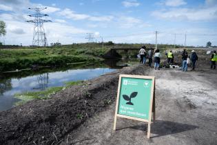 Plantación de flores con participantes del proyecto «Mujeres que Reverdecen» en el arroyo Manga Plantación de flores con participantes del proyecto «Mujeres que Reverdecen» en el arroyo Manga