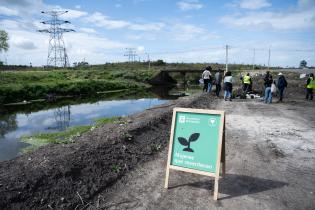 Plantación de flores con participantes del proyecto «Mujeres que Reverdecen» en el arroyo Manga