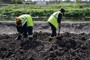 Plantación de flores con participantes del proyecto «Mujeres que Reverdecen» en el arroyo Manga Plantación de flores con participantes del proyecto «Mujeres que Reverdecen» en el arroyo Manga