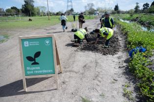 Plantación de flores con participantes del proyecto «Mujeres que Reverdecen» en el arroyo Manga