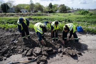 Plantación de flores con participantes del proyecto «Mujeres que Reverdecen» en el arroyo Manga Plantación de flores con participantes del proyecto «Mujeres que Reverdecen» en el arroyo Manga