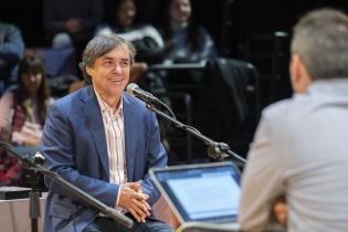 Escritor Mircea Cartarescu, candidato a premio Nobel de literatura se presenta en el teatro Solís Escritor Mircea Cartarescu, candidato a premio Nobel de literatura se presenta en el teatro Solís