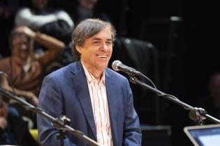 Escritor Mircea Cartarescu, candidato a premio Nobel de literatura se presenta en el teatro Solís Escritor Mircea Cartarescu, candidato a premio Nobel de literatura se presenta en el teatro Solís