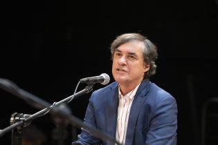 Escritor Mircea Cartarescu, candidato a premio Nobel de literatura se presenta en el teatro Solís Escritor Mircea Cartarescu, candidato a premio Nobel de literatura se presenta en el teatro Solís