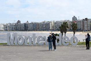 Intervención en letras de Montevideo por el Día Internacional de las Personas Mayores