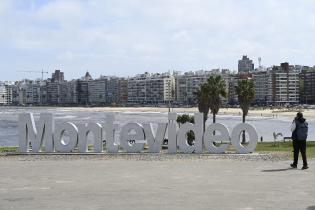 Intervención en letras de Montevideo por el Día Internacional de las Personas Mayores