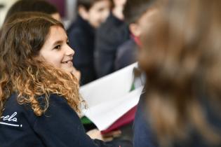 Entrevista de alumnos y alumnas del colegio José Pedro Varela a la Intendenta Carolina Cosse