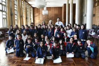 Entrevista de alumnos y alumnas del colegio José Pedro Varela a la Intendenta Carolina Cosse