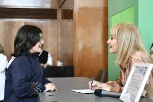 Entrevista de alumnos y alumnas del colegio José Pedro Varela a la Intendenta Carolina Cosse