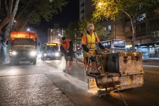 Pintura de carriles solo bus e instalación de cámaras en Av.8 de Octubre Pintura de carriles solo bus e instalación de cámaras en Av.8 de Octubre