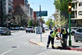 Cuadrilla de trabajo ABC realiza tareas de barrido en Bv. España y Avda. Sarmiento