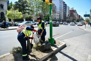 Cuadrilla de trabajo ABC realiza tareas de barrido en Bv. España y Avda. Sarmiento