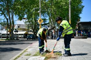 Cuadrilla de trabajo ABC realiza tareas de barrido en Avda. Mariscal Solano López desde Avda. Italia hasta la Rambla