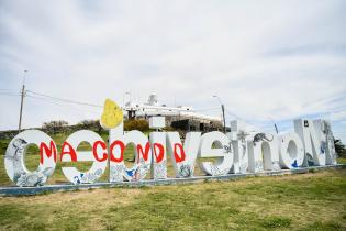 Intervención Macondo en letras de Montevideo en el Cerro Intervención Macondo en letras de Montevideo en el Cerro, 10 de octubre de 2023