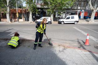 Cuadrilla de trabajo ABC realiza tareas de barrido en Avda. Agraciada desde Fraga hacia el Oeste Cuadrilla de trabajo ABC realiza tareas de barrido en Avda. Agraciada desde Fraga hacia el Oeste