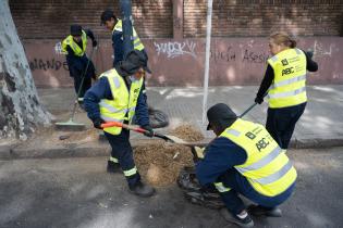 Cuadrilla de trabajo ABC realiza tareas de barrido en Avda. Agraciada desde Fraga hacia el Oeste