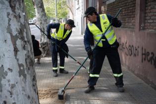 Cuadrilla de trabajo ABC realiza tareas de barrido en Avda. Agraciada desde Fraga hacia el Oeste Cuadrilla de trabajo ABC realiza tareas de barrido en Avda. Agraciada desde Fraga hacia el Oeste