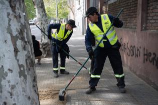 Cuadrilla de trabajo ABC realiza tareas de barrido en Avda. Agraciada desde Fraga hacia el Oeste