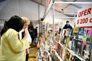 Recorrida de la Intendenta Carolina Cosse por la Feria del Libro 2023