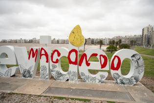 Intervención Macondo en letras de Montevideo