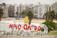 Intervención Macondo en letras de Montevideo