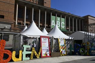 Carpa de la campaña "Un trato por el buen trato" en la Feria Internacional del Libro de Montevideo Carpa de la campaña "Un trato por el buen trato" en la Feria Internacional del Libro de Montevideo
