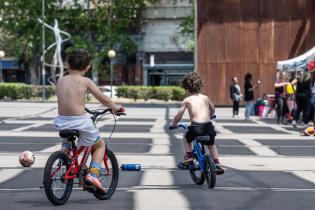 Actividades en la plaza Las Pioneras por el día de las plazas