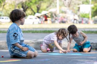 Actividades en la plaza Gabino Ezeiza por el día de las plazas