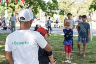 Actividades en la plaza Gabino Ezeiza por el día de las plazas