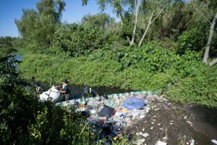 Limpieza de biobardas en el barrio Bajo Valencia