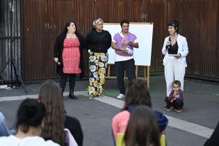 Actividad del laboratorio de activación de la economía del cuidado, La Cuida, en plaza de las Pioneras